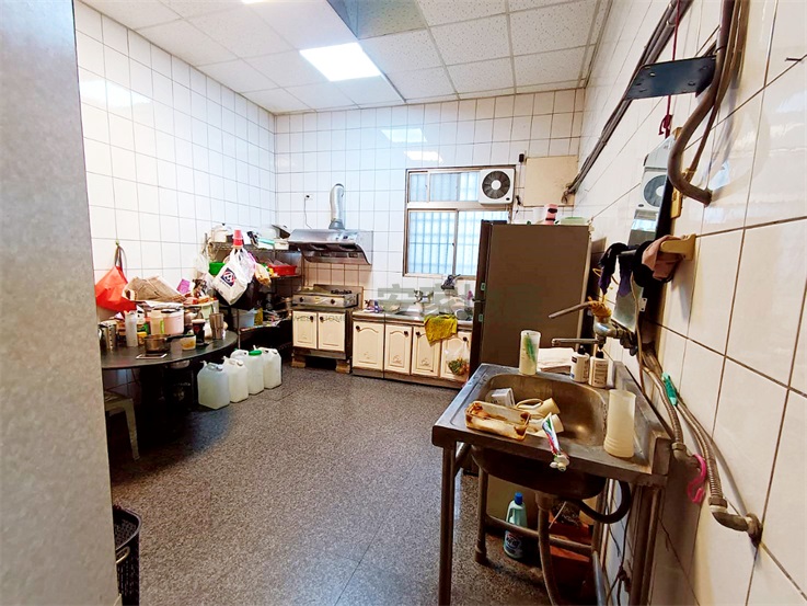 南瑤路邊間大坪數雙店面透天房屋室內格局與周邊環境