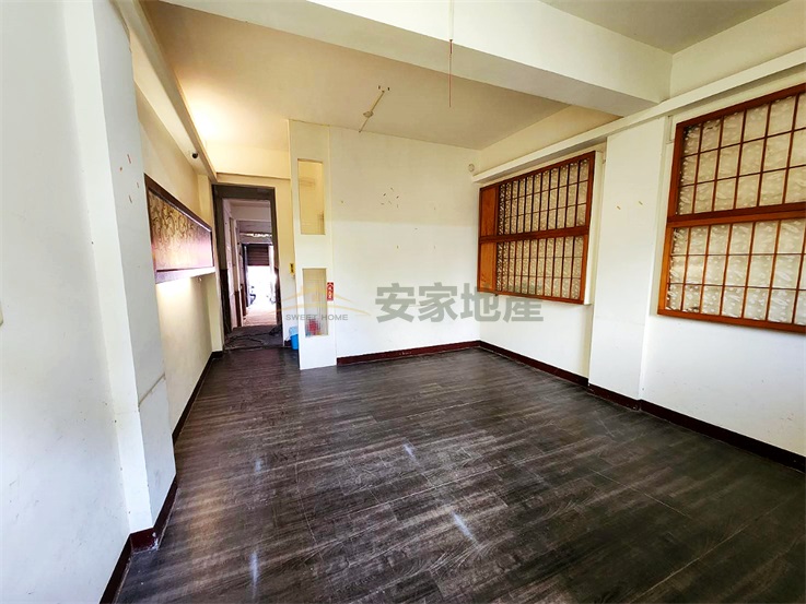 合庫旁正曉陽路美透天店住房屋室內格局與周邊環境