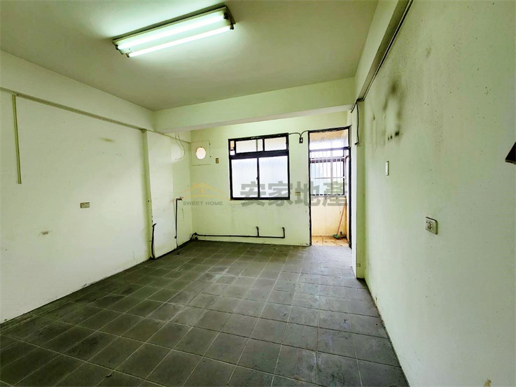 合庫旁正曉陽路美透天店住房屋室內格局與周邊環境