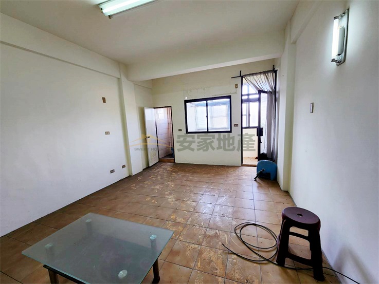 合庫旁正曉陽路美透天店住房屋室內格局與周邊環境