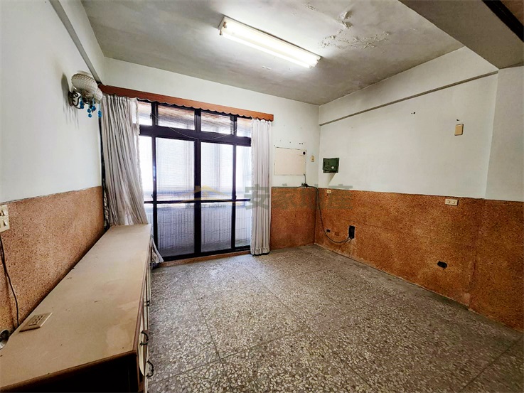 合庫旁正曉陽路美透天店住房屋室內格局與周邊環境