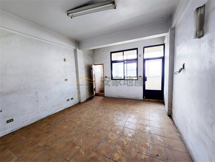 合庫旁正曉陽路美透天店住房屋室內格局與周邊環境