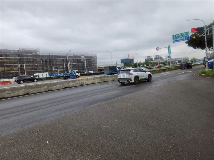 國道一號中清交流道旁都內特登廠房屋室內格局與周邊環境