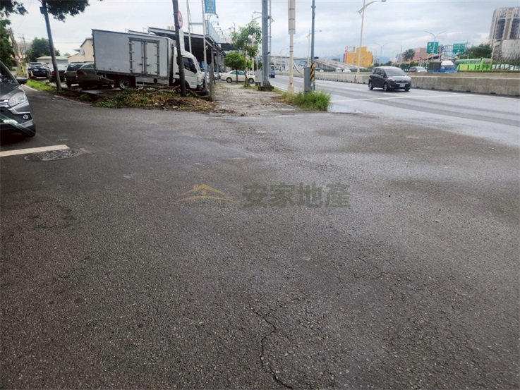 國道一號中清交流道旁都內特登廠房屋室內格局與周邊環境
