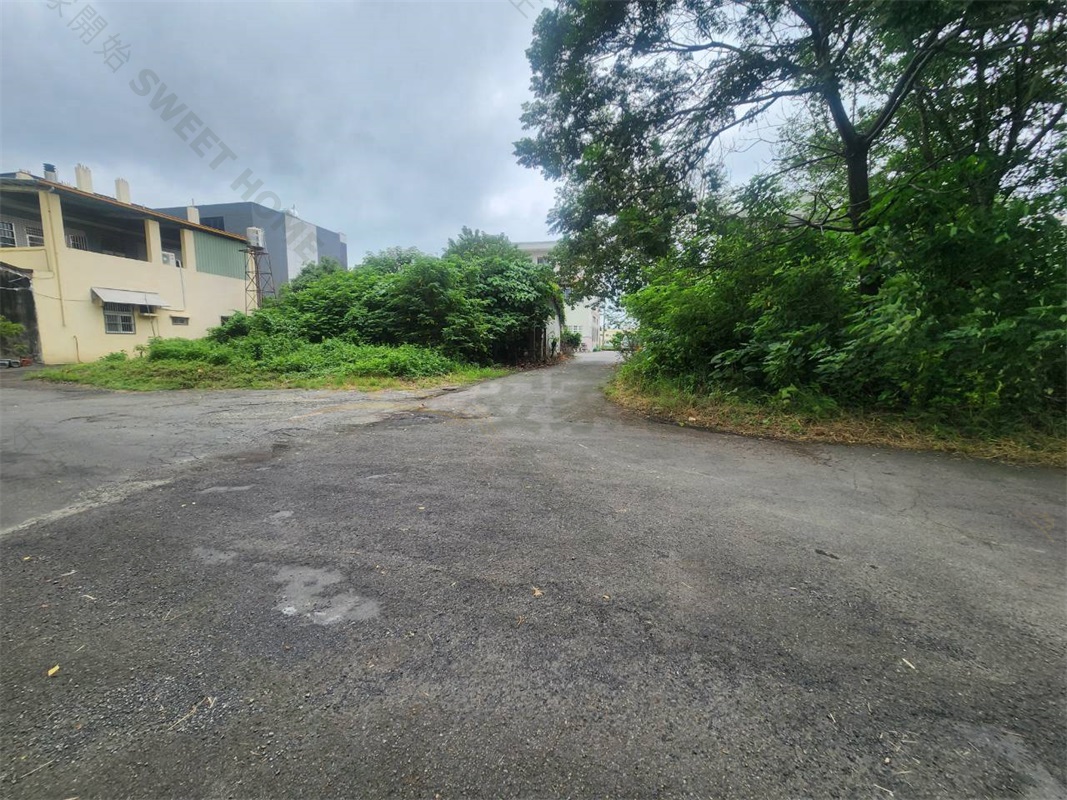 近王三面臨路甲建有平房房屋室內格局與周邊環境